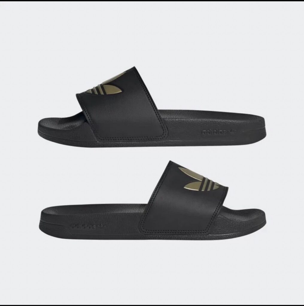 Sandalia adidas Adilette negra con trébol dorado