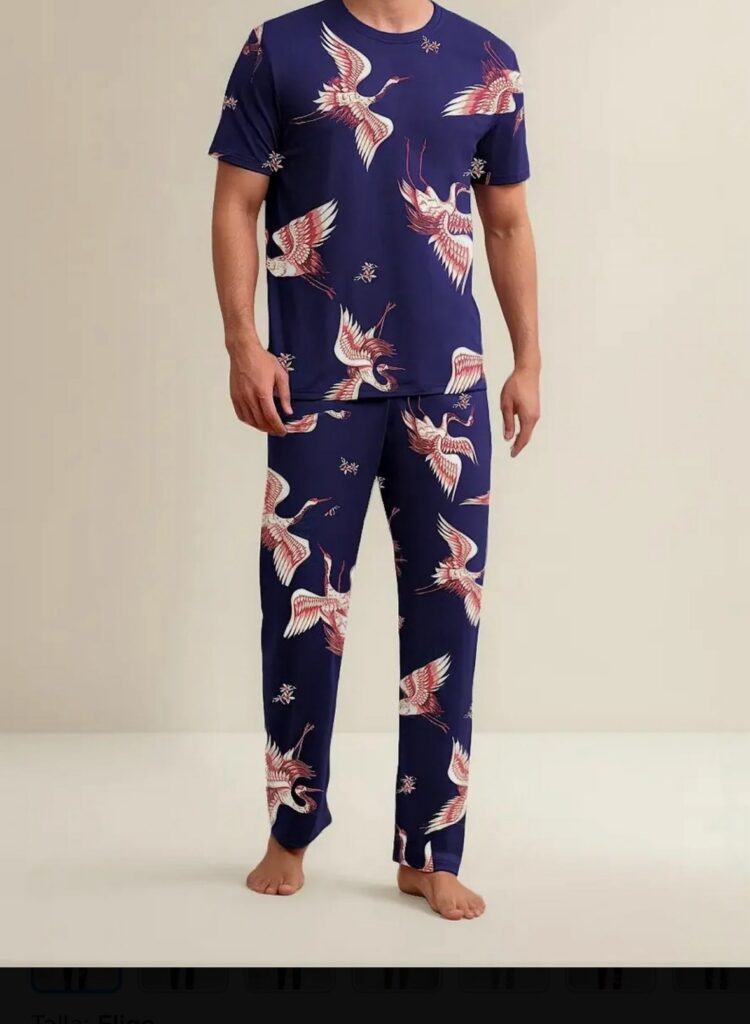 Pijama de playera y pantalón azul con estampado de grullas