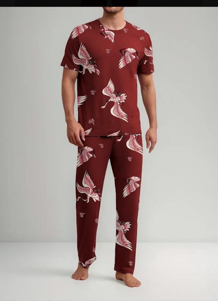 Pijama de playera y pantalón vino con estampado de grullas
