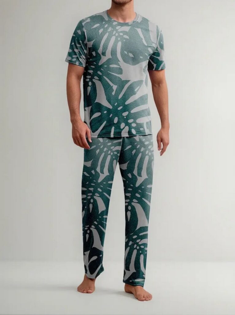 Pijama de playera y pantalón con estampado de hojas