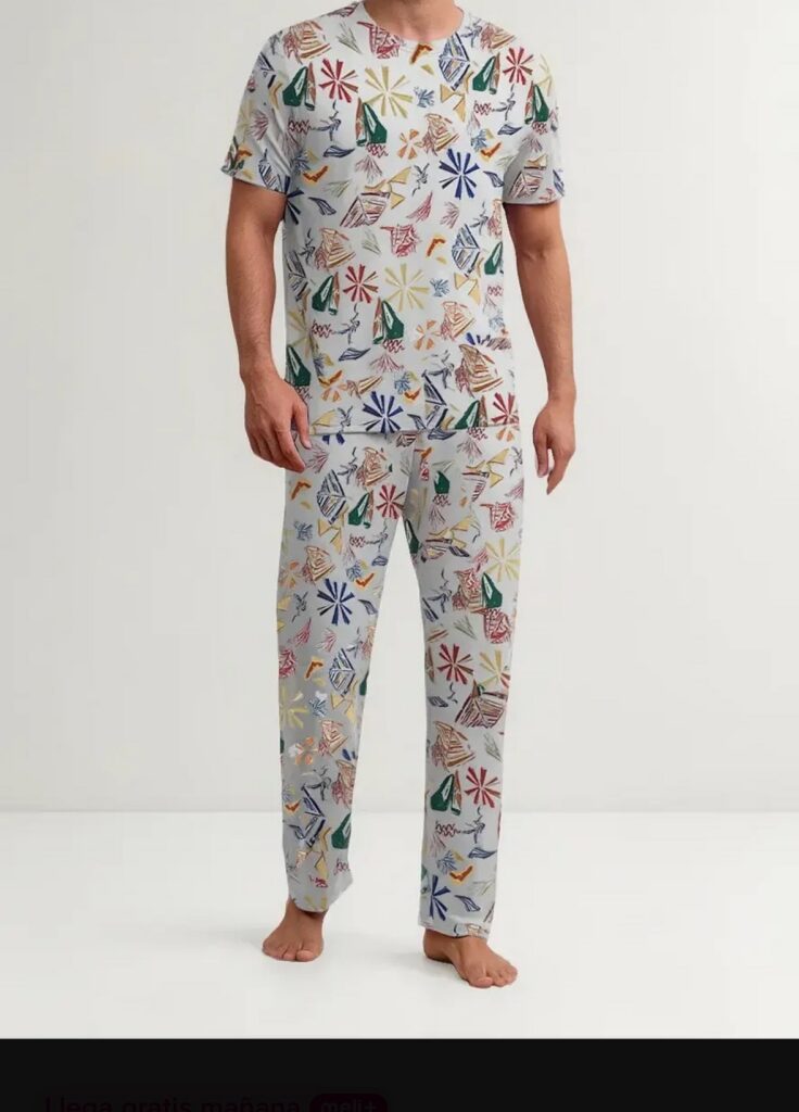 Pijama de playera y pantalón con estampado multicolor